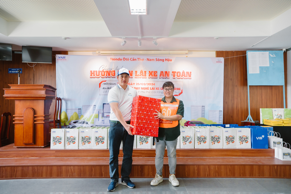 Đại diện Honda Việt Nam trao giải thưởng đặc biệt cho học viên xuất sắc nhất khóa học.